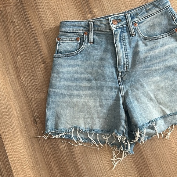 Madewell Curvy High-Rise Denim Shorts in Watt Wash: Summerweight Edition Size 23 - Picture 9 of 9